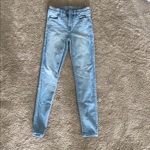Women’s size 2 American Eagle jeans.